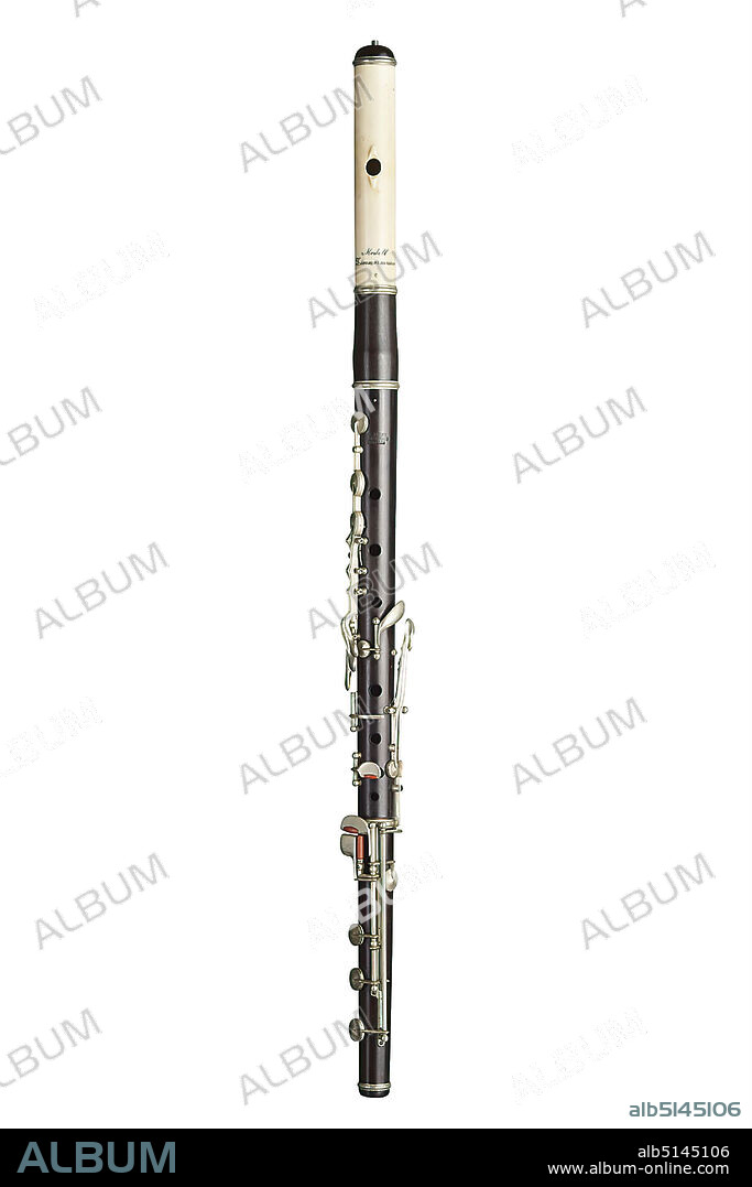 Julius Heinrich Zimmermann, flute, ivory, total (head joint (incl. cap with tuning slide): 167 mm; barrel: 69 mm; middle joint: 295 mm; foot joint: 183 mm; total length: 714 mm; sounding length: 631 mm; mouth hole, edge-oval: ca. 10 x 11 mm:) length: 714 mm (total length); length: 631 mm (sounding length), stamp engraving: on the head and middle piece: Modell Zimmermann, stamp on middle piece: Julius Heinrich Zimmermann, Leipzig, wind instruments.