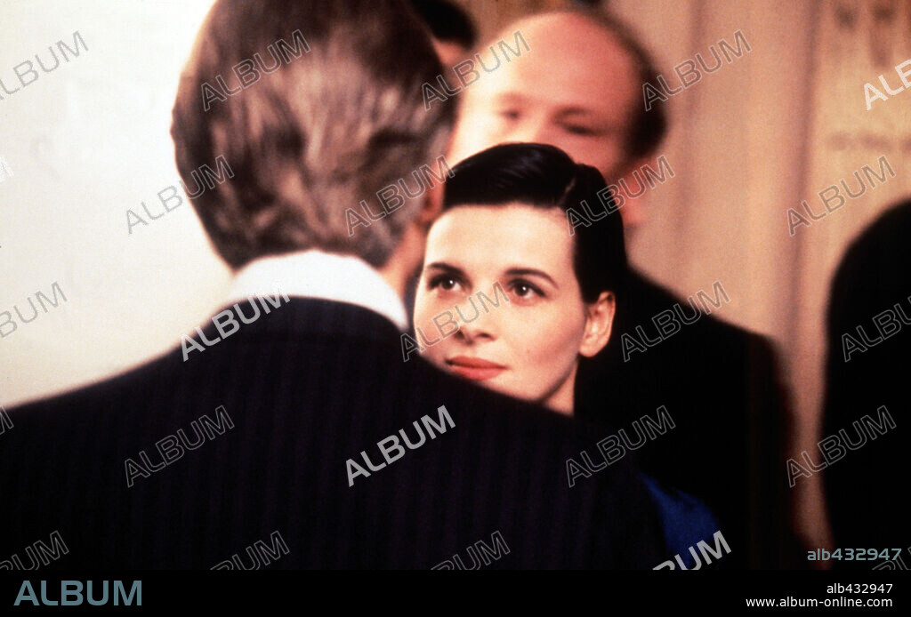 JEREMY IRONS and JULIETTE BINOCHE in DAMAGE, 1992 (FATALE), directed by LOUIS MALLE. Copyright SKRIBA/STUDIO CANAL/CHANNEL 4/CANAL+.