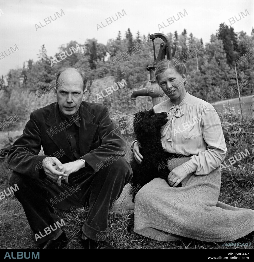 Orig. bildtext... Författaren Gunnar Ekelöf med fru. Anm. Författare Pudlar Vattenpumpar Manchesterkostym Makar Gunhild kallades Nun. Se även BAU231 persons: GUNHILD FLODQUIST;GUNNAR EKELÖF sites: SVERIGE.