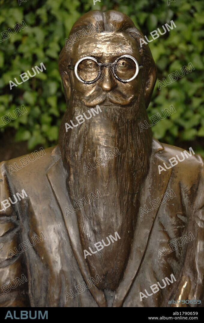 VALLE-INCLAN, Ramón María del (Ramón del ValleInclán y de la Peña) (Villanueva de Arosa, Pontevedra, 1866-Santiago de Compostela, 1936). Poeta, novelista y dramaturgo español. ESTATUA EN BRONCE realizada por el escultor César LOMBERA. Está instalada, desde 1999, en el PASEO DE LOS LEONES del PARQUE DE LA ALAMEDA. SANTIAGO DE COMPOSTELA. Provincia de A Coruña. Galicia. España.