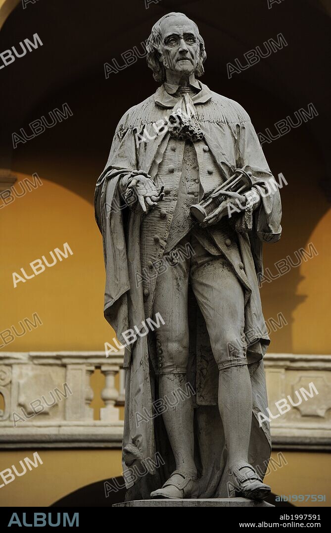 VOLTA, Alessandro, conde de (Como,1745-Como,1827) Físico italiano. En 1775 inventó el electróforo, en 1776 el eudiómetro, y en 1778 descubrió el gas metano. En 1799 inventó la pila de su nombre, primer generador eléctrico no electrostático. Escultura. Universidad de Pavia. Lombardia. Italia.