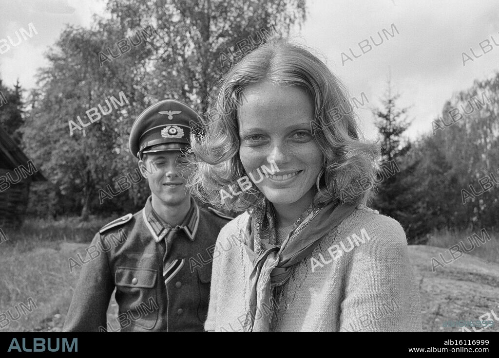Current 34 - 3 - 1974: Love on the run. The dramatic love story between the German non-commissioned officer Willi Jutzi and a Norwegian girl is now recreated on film. The two lived for months in the Swedish-Norwegian border areas. The two main roles are played by the 21-year-old nursing student and former Miss Norway, Aina Walle and the German actor Siemen Rühaak. Swede Jan Nygren from Dramaten in Stockholm has an important supporting role. The director is Eldar Einarsson. "Faneflukt" is his debut film. Photo: Ivar Aaserud / Aktuell / NTB. ***PHOTO NOT IMAGE PROCESSED***.