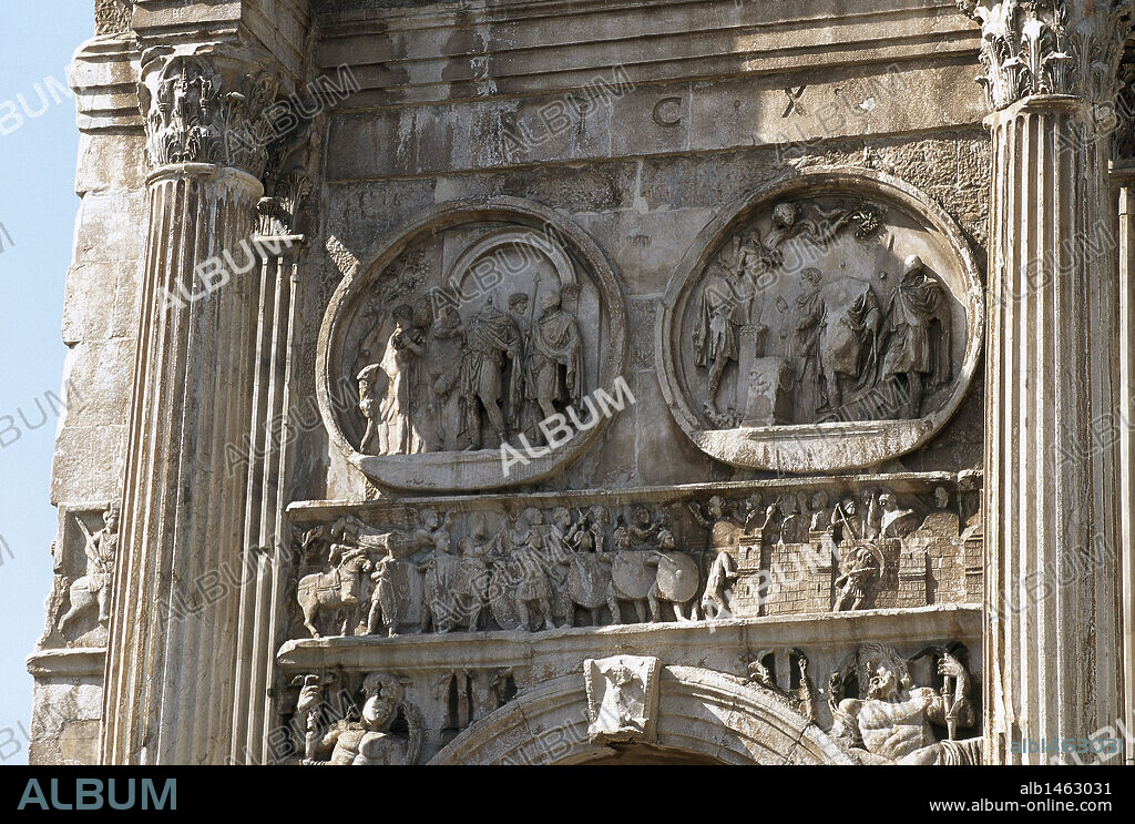 ARTE ROMANO. ITALIA. ARCO DE CONSTANTINO. Arco triunfal erigido en el siglo IV d. C. por el Senado en honor del emperador Constantino, tras su victoria sobre Majencio en Puente Milvio (año 313 d. C.). Tiene tres oberturas y gran parte de su decoración procede de otros monumentos. Detalle de los MEDALLONES. ROMA.