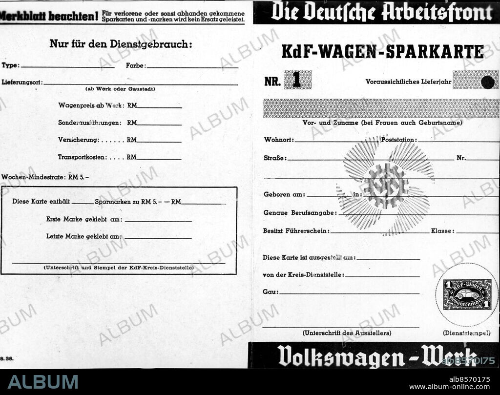 Orig. bildtext... SO SIEHT DIE KDF-WAGEN-SPARKARTE AUS! Anm. 1938 började byggandet av Volkswagenfabriken i Wolfsburg, finansierad av småsparare. Dessa fick dock aldrig någon V., eller KdF-Wagen som den kallades i början efter den nazistiska organisationen Kraft durch Freude, eftersom produktionen under andra världskriget inskränkte sig till militära versioner av bilen. (NE 20:27) Sökord: Sparande sites: TYSKLAND*.