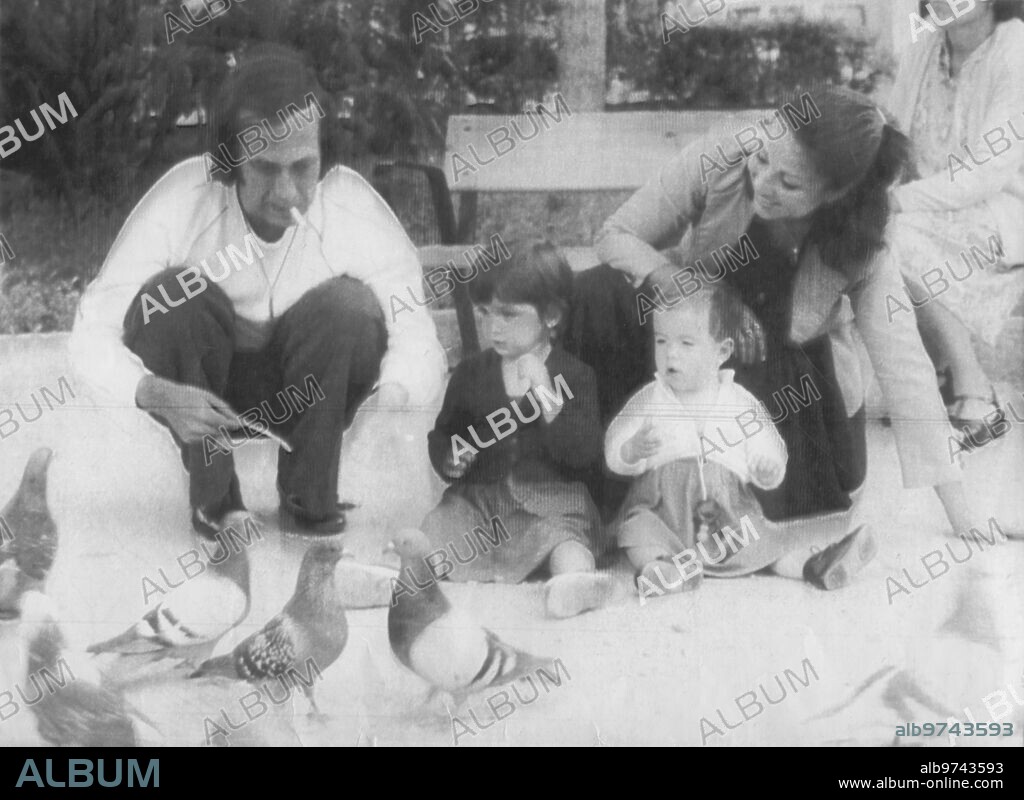Cádiz. 5 de junio de 1980. El guitarrista Paco de Lucía y su esposa Casilda Varela, con sus hijas Casilda y Lucía de la Palma en un parque gaditano.