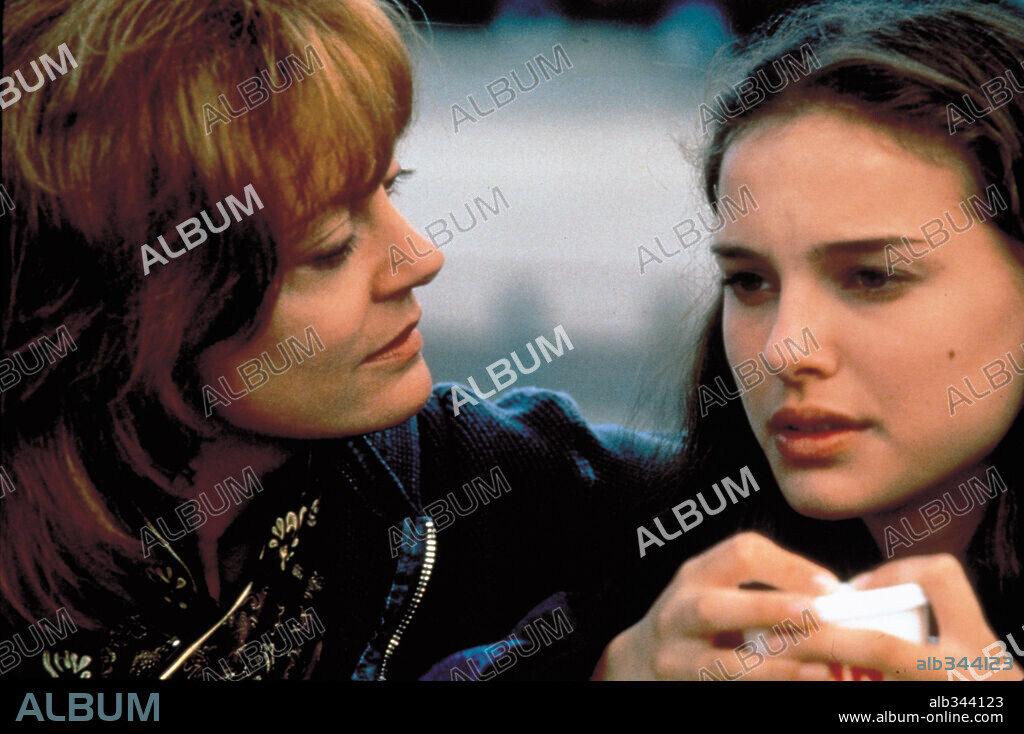 NATALIE PORTMAN and SUSAN SARANDON in ANYWHERE BUT HERE, 1999, directed by WAYNE WANG. Copyright FOX 2000 PICTURES / SEBASTIAN, LOREY.