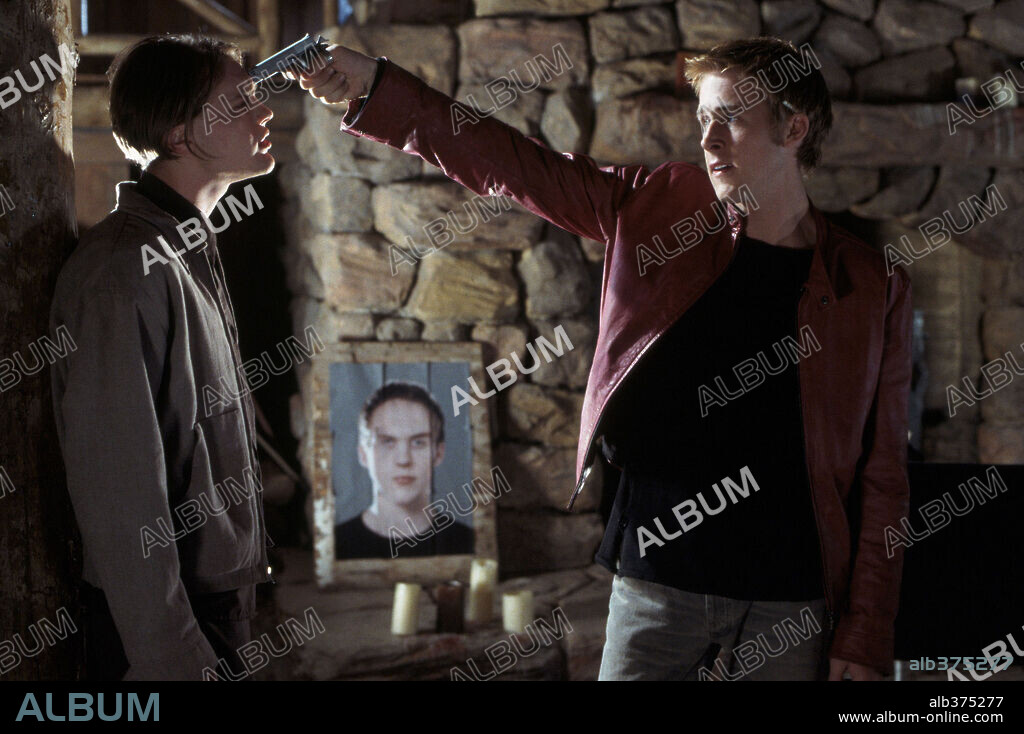 MICHAEL PITT and RYAN GOSLING in MURDER BY NUMBERS, 2002, directed by BARBET SCHROEDER. Copyright WARNER BROS. PICTURES.