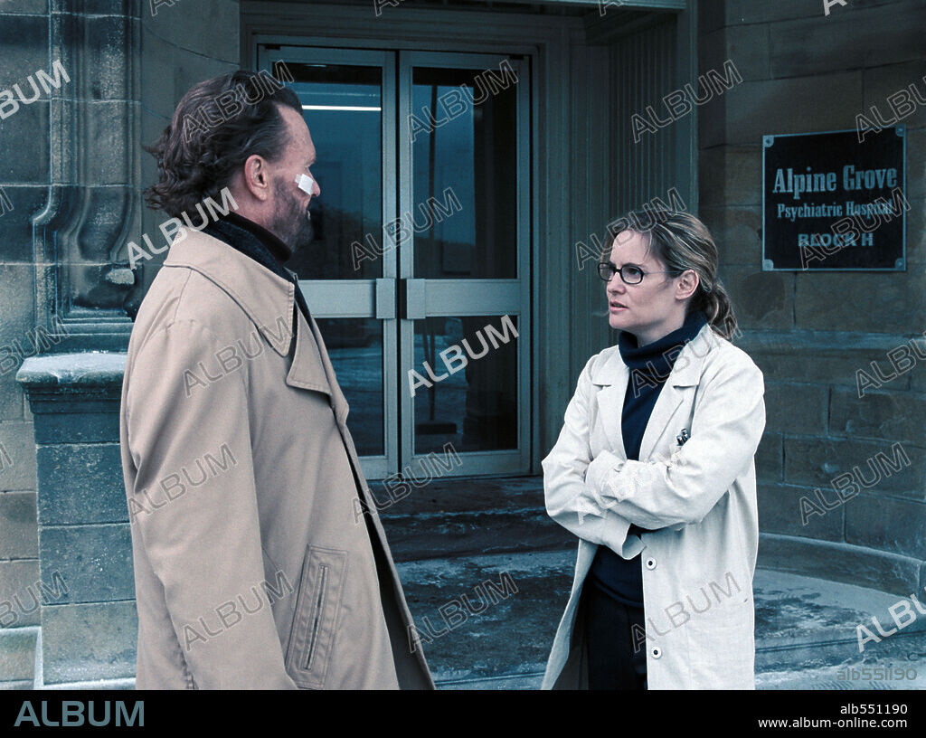 JENNIFER JASON LEIGH and KRIS KRISTOFFERSON in THE JACKET, 2005, directed by JOHN MAYBURY. Copyright MANDALAY PICTURES / CHEDLOW, PAUL.