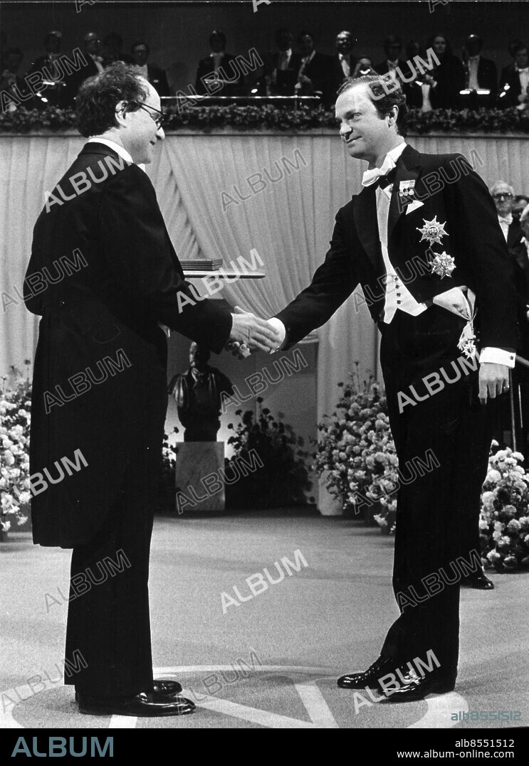 Sweden Nobel 1980. Chemistry laureate Walter Gilbert, USA receives his prize from the hand of his majesty king Carl XVI Gustaf of Sweden, Gilbert shares the prize with Paul Berg and Frederick Sanger. Foto: Jan Collsiöö Kod: 1001 COPYRIGHT SCANPIX SWEDEN.