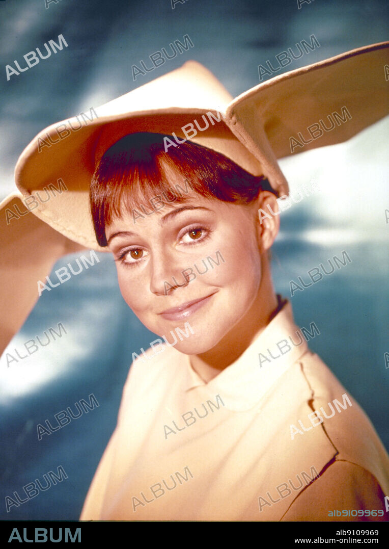 SALLY FIELD en LA NOVICIA VOLADORA, 1967 (THE FLYING NUN), dirigida por JEROME COURTLAND y JERROLD BERNSTEIN. Copyright Screen Gems Television.