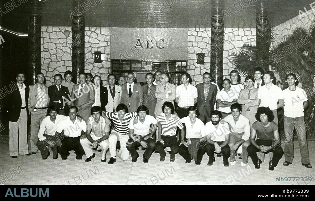 Visita A Abc Bodas de oro producción Abc. Visita A Abc Bodas de Oro (octubre 1979). Directivos, Técnicos y Jugadores del Sevilla F. C. Visitaron la casa de Abc de Sevilla con motivo de las Bodas de oro del Periódico. En la imagen Aparecen el Presidente, Eugenio Montes Cabeza; Los Directivos Manuel Rodríguez-Sañudo, Antonio Gil Zambrano, Antonio Álvarez Broquetas, Francisco Ramos Herrero, José ortega Martel, Enrique Rosendo y Francisco Jiménez Becerril; Pablo Sosa, administrador del Club; El Entrenador, Miguel Muñoz; El preparador Físico, Oscar Tosato; El masajista Manuel Pérez y los Jugadores Yiyi, Rivas, Juanito, Blanco, Módigo, Montero, Sánchez Barrios, Joaquín, Murúa, Pulido, Gerolami, Varela, Álvarez, Araquistain, Sanjosé, Gallego, Bertoni, Scotta y Juan Carlos.