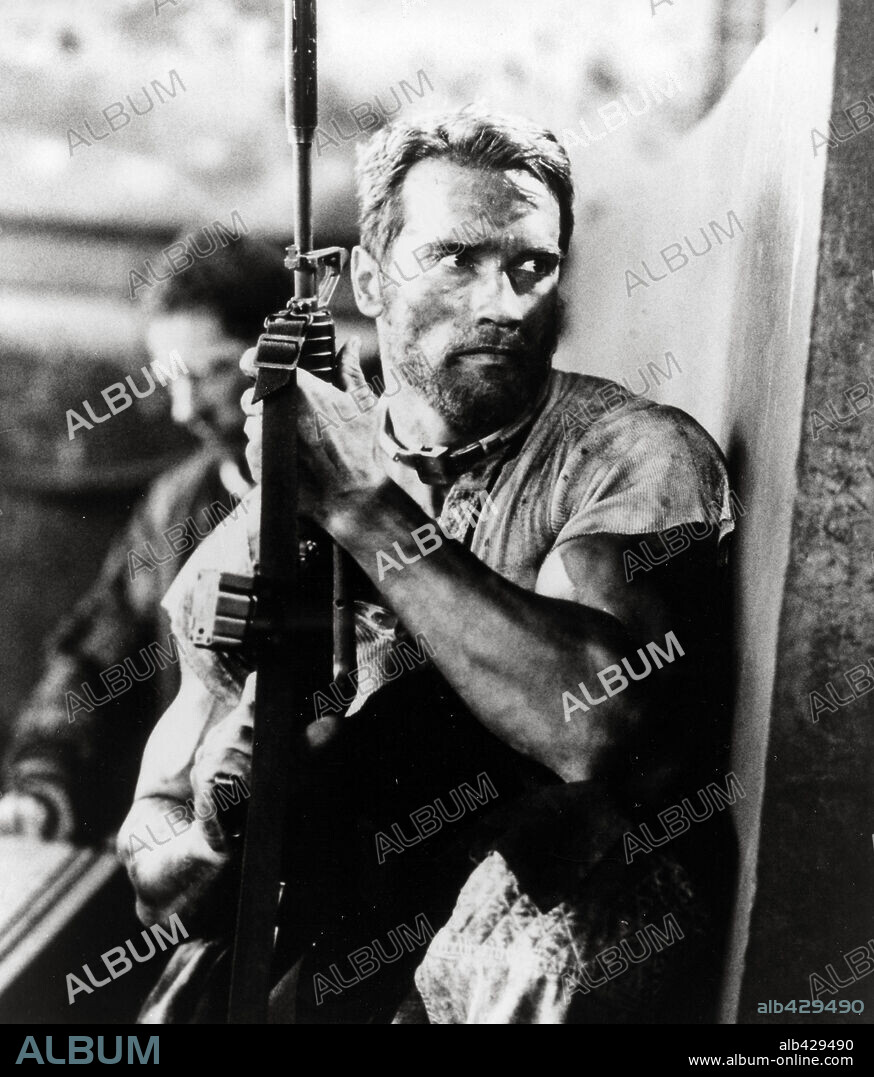 ARNOLD SCHWARZENEGGER en PERSEGUIDO, 1987 (THE RUNNING MAN), dirigida por PAUL MICHAEL GLASER. Copyright TRI STAR PICTURES.