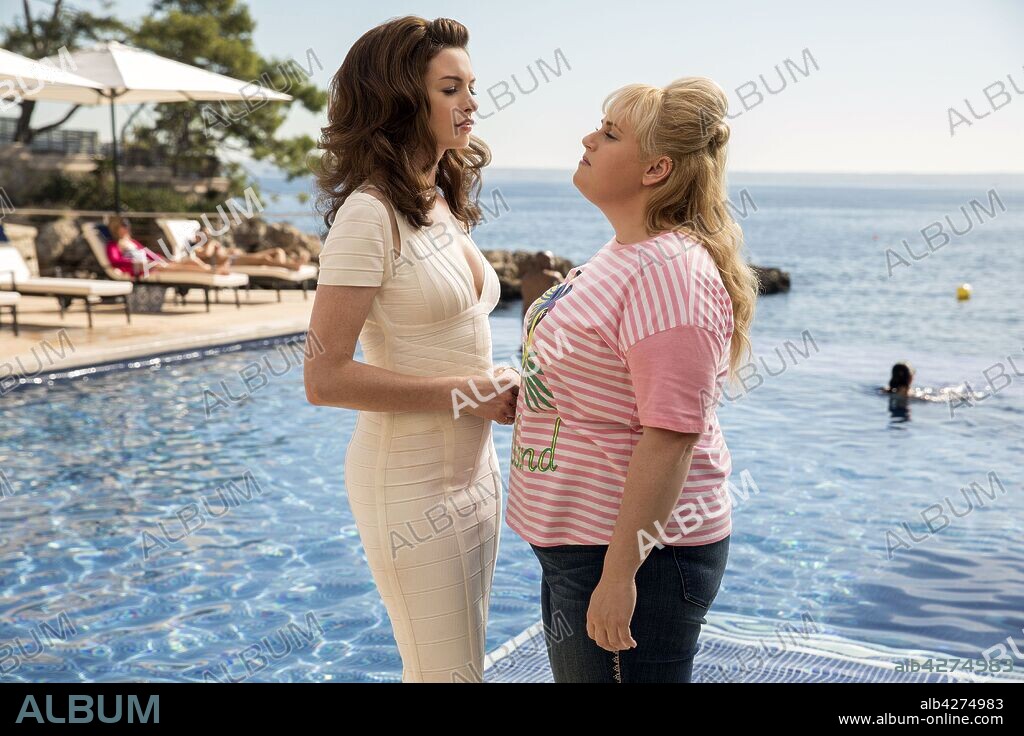 ANNE HATHAWAY und REBEL WILSON in THE HUSTLE, 2019, unter der Regie von CHRIS ADDISON. Copyright MGM / Pin High Productions / Camp Sugar.