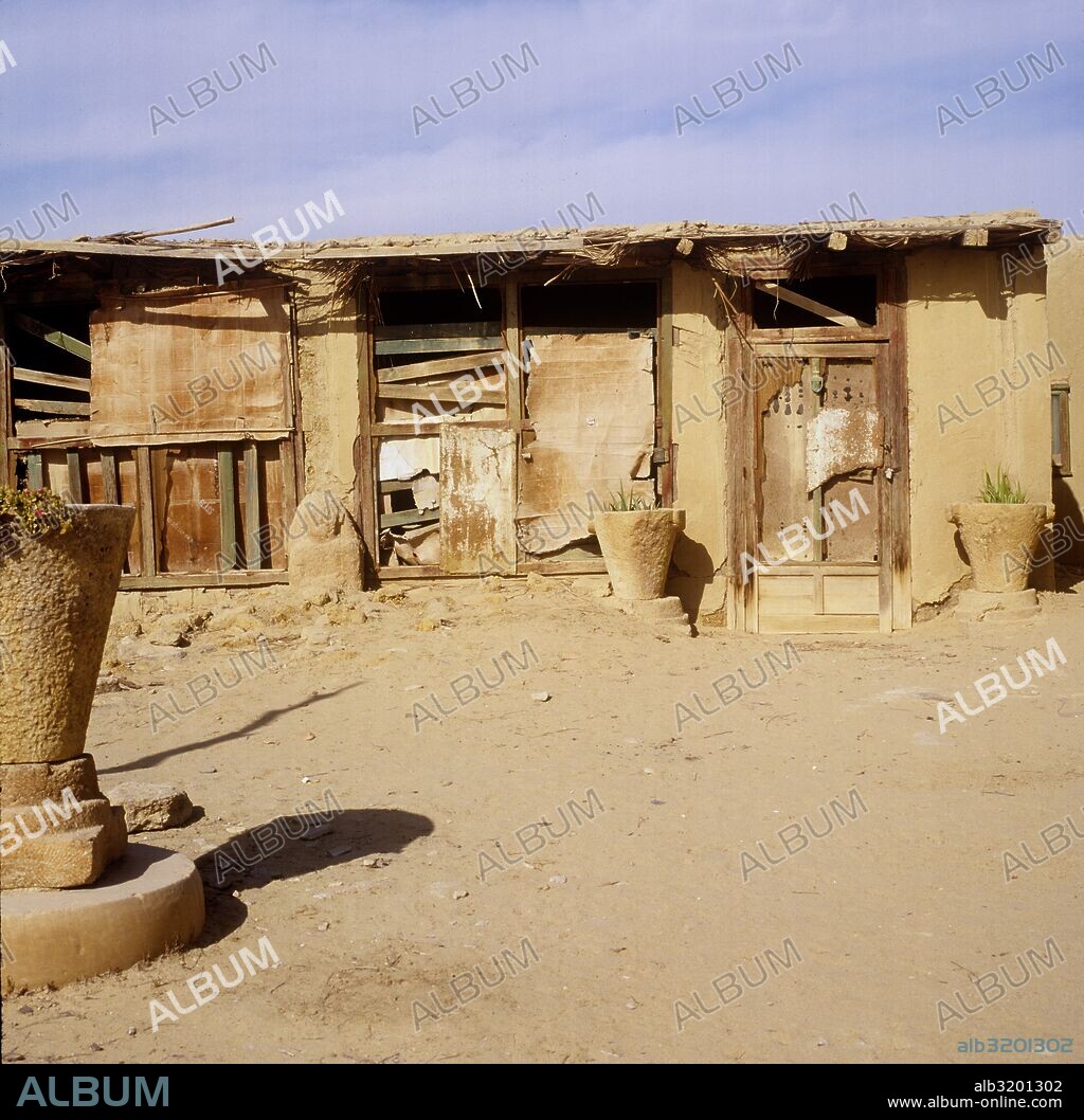 Templo de Karanis. Localizado en Fayoum (Fayium) y fundado durante el reinado de Ptolemy II del 3ro siglo A.C., Karanis fue construido alrededor de un templo al dios Petesuchos, dios del cocodrilo.