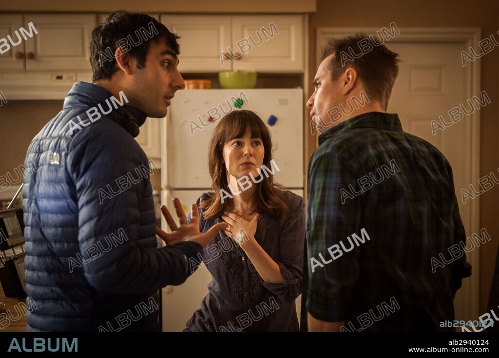 GIL KENAN, ROSEMARIE DEWITT and SAM ROCKWELL in POLTERGEIST, 2015, directed by GIL KENAN. Copyright FOX 2000 PICTURES/METRO-GOLDWYN-MAYER/GHOST HOUSE PICTURES.