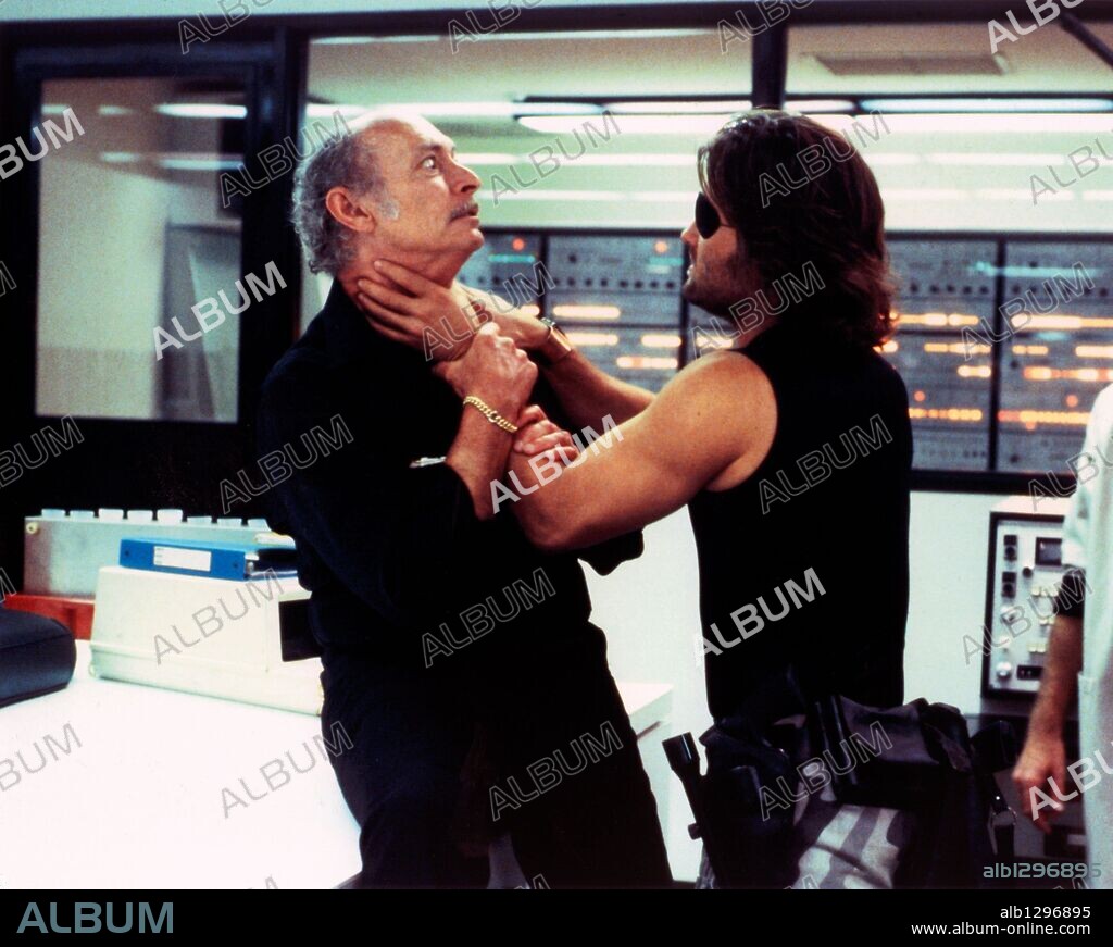 KURT RUSSELL y LEE VAN CLEEF en 1997: RESCATE EN NUEVA YORK, 1981 (ESCAPE FROM NEW YORK), dirigida por JOHN CARPENTER. Copyright AVCO EMBASSY.