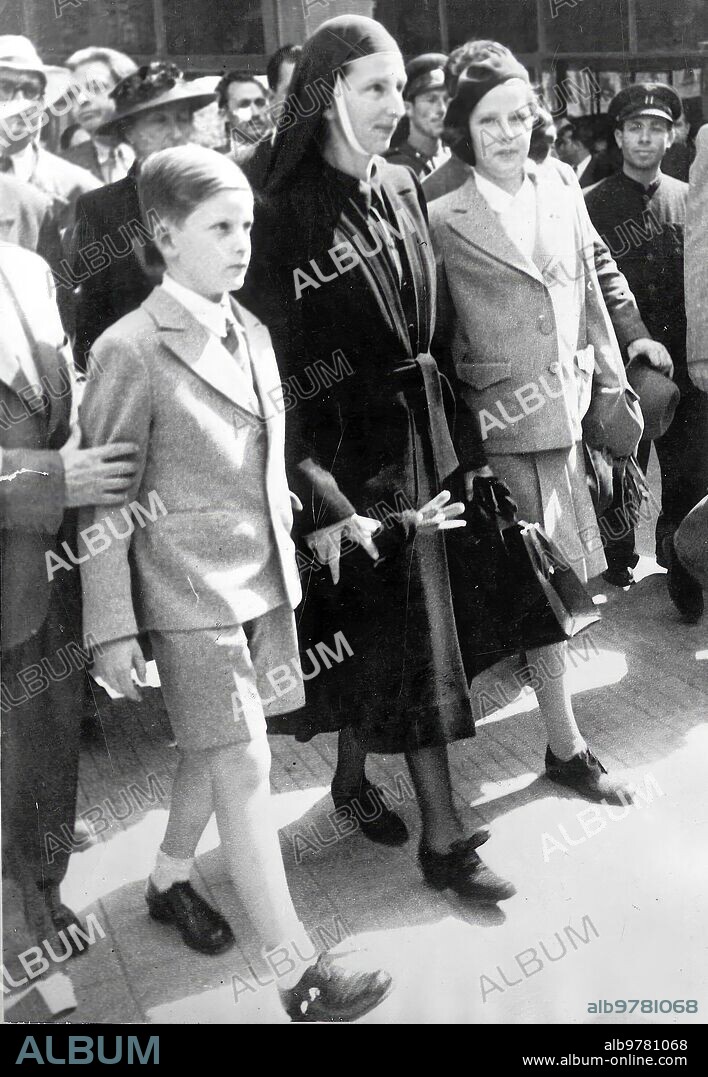 El Rey Simeón de Bulgaria su Hermana la Princesa María Luisa y la Reina madre Juana A su Llegada A la estación de Sirkedji de Estambul camino del Exilio. 26.09. 1946.