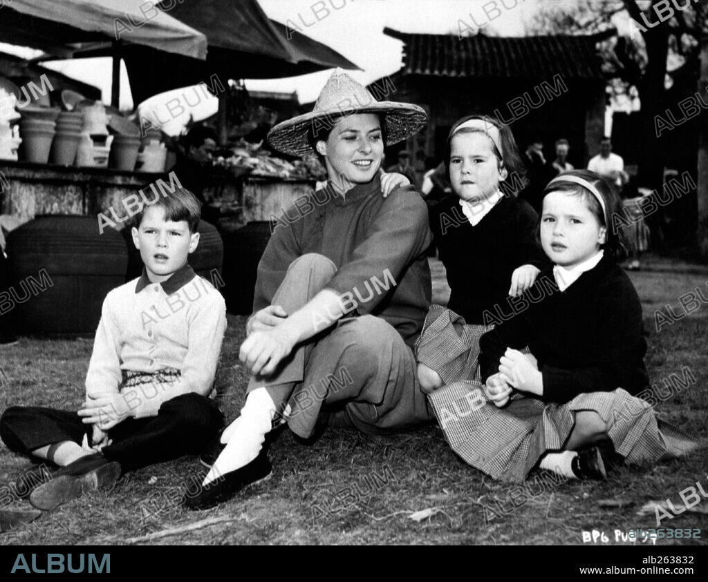 INGRID BERGMAN, ISABELLA ROSSELLINI und ROBERTINO ROSSELLINI in INN OF THE SIXTH HAPPINES, 1958, unter der Regie von MARK ROBSON. Copyright 20TH CENTURY FOX.