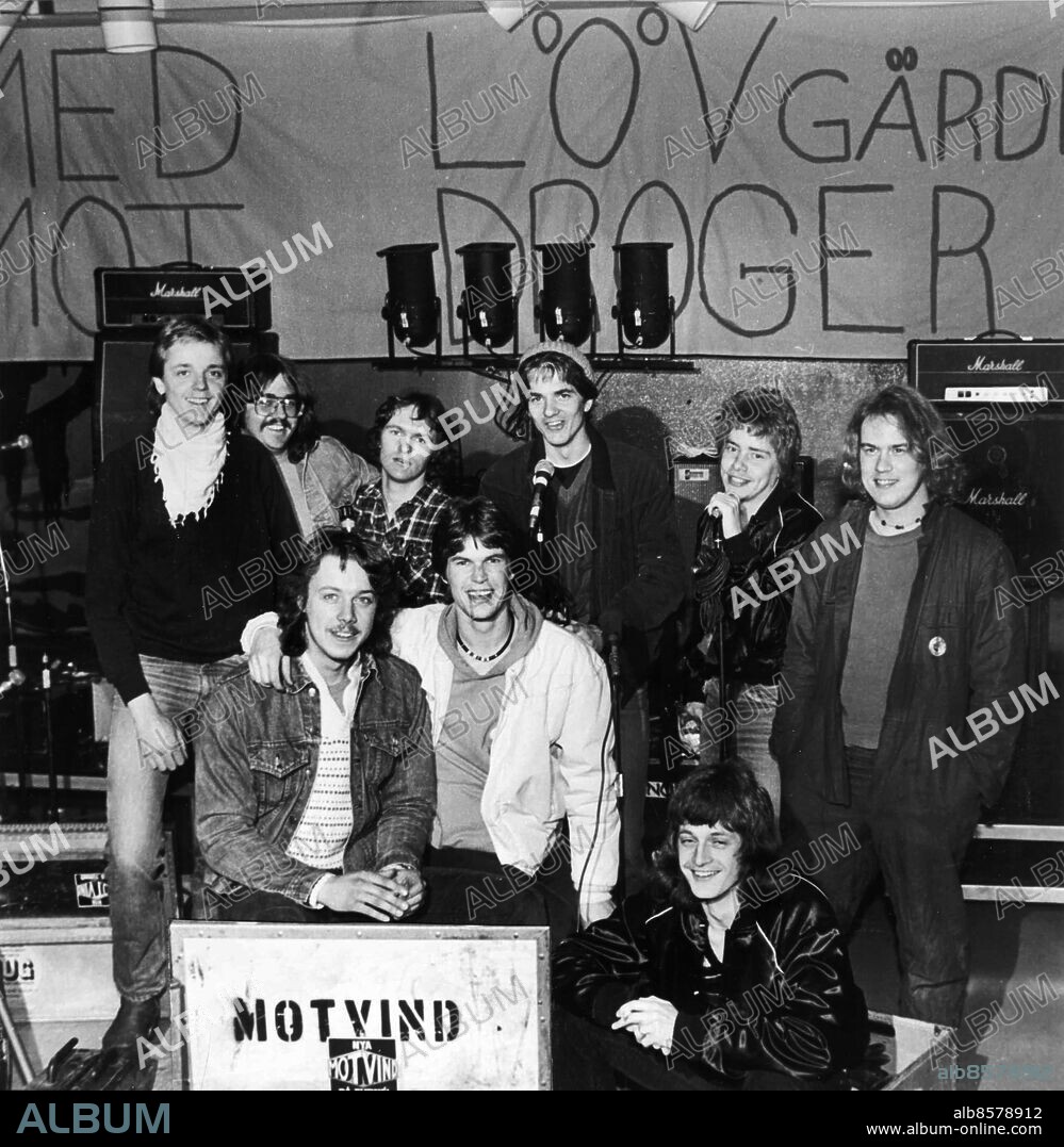 Göteborg 1980-04-20. Här är gruppen Motvind fångad vid antidrogveckan i Lövgärdet. Johnny Eklöf, Håkan Lindahl, Magnus Lorentzson, Michael Gyllenstig, Juris Salmins och Helge Söderström i bakre ledet samt Anders Söderberg, Michael Krönlein och Ulf Jansson *** Local Caption *** GP Foto: Gillis Supkiewicz. KAMERAREPORTAGE.