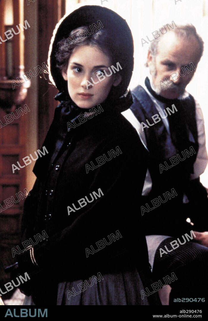 WINONA RYDER en MUJERCITAS, 1994 (LITTLE WOMEN), dirigida por GILLIAN ARMSTRONG. Copyright COLUMBIA PICTURES.