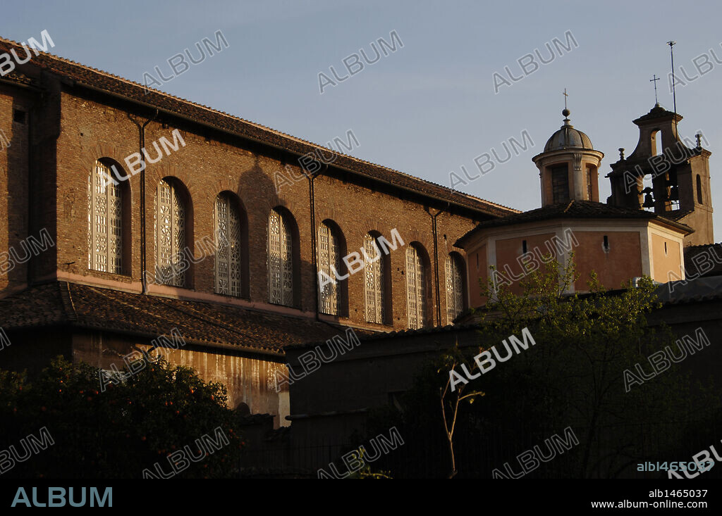 ARTE PALEOCRISTIANO. ITALIA. BASILICA DE SANTA SABINA. Construída por Pedro de Illira entre el 425 y el 432 sobre la casa de una mujer cristiana de nombre Sabina. Vista parcial del exterior, al atardecer. ROMA.
