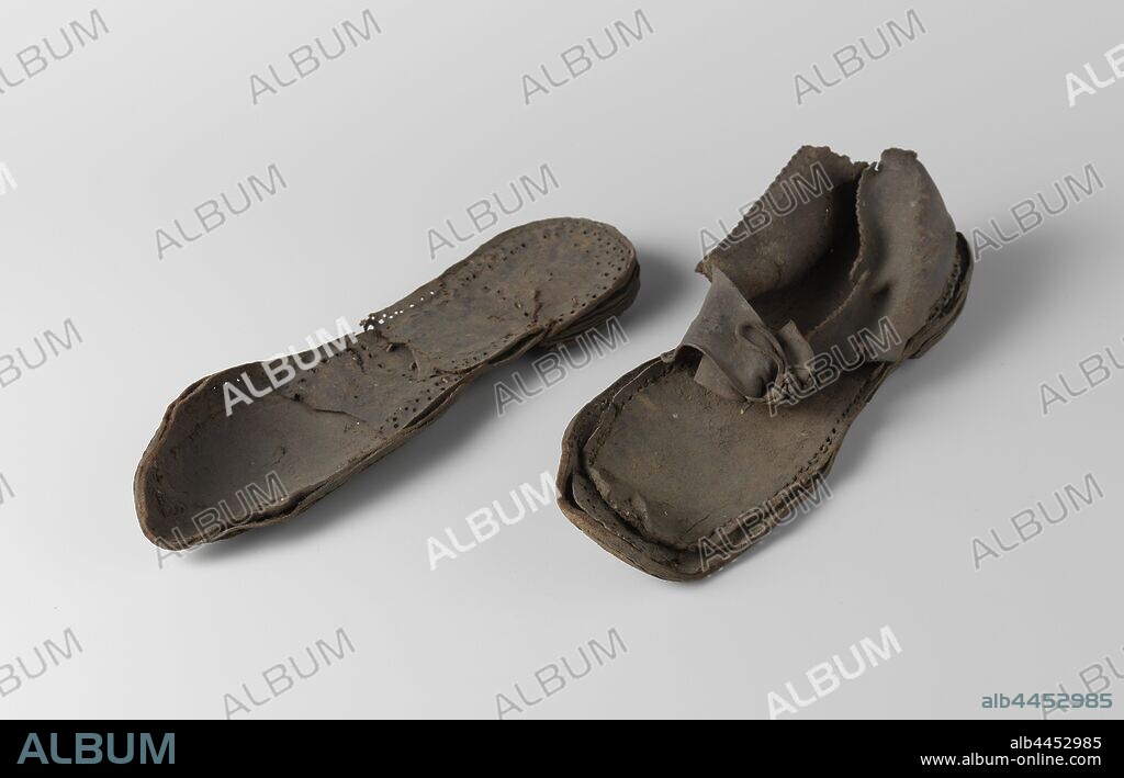 Women's leather shoe, worn by Lady Johanna Magdalena Catharina Judith from Dorth to Holthuysen during her execution, the upright part and instep strap bound together by a leather lace. Carried by freule Johanna Magdalena Catharina Judith from Dorth to Holthuysen during her execution, Winterswijk, Johanna Magdalena Catharina Judith from Dorth, anonymous, Netherlands (possibly), in or before 1799, leather, iron (metal), sewing, l 27 cm × w 9 cm × l 27.7 cm × w 8.2 cm.