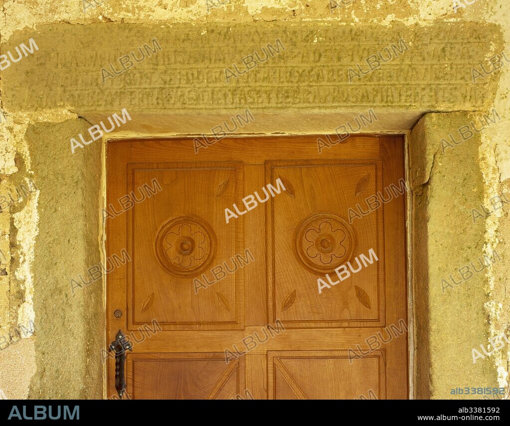 Iglesia de San Salvador. Construida por Alfonso III el Magno, rey de Asturias (866-910) y consagrada en el año 893. Estructura de planta basilical de tres naves y tres ábsides. Periodo postramirense. Detalle de una puerta. Valdediós. Asturias. España.