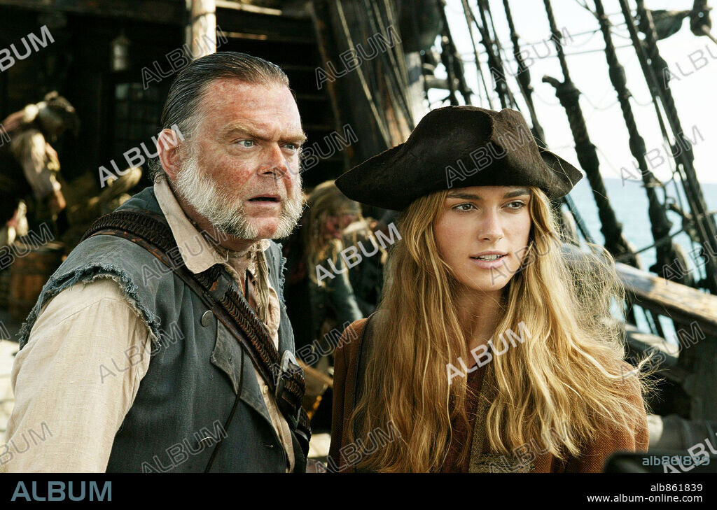 KEIRA KNIGHTLEY y KEVIN McNALLY en PIRATAS DEL CARIBE: EL COFRE DEL HOMBRE MUERTO, 2006 (PIRATES OF THE CARIBBEAN: DEAD MAN'S CHEST), dirigida por GORE VERBINSKI. Copyright DISNEY ENTERPRISES / MOUNTAIN, PETER.