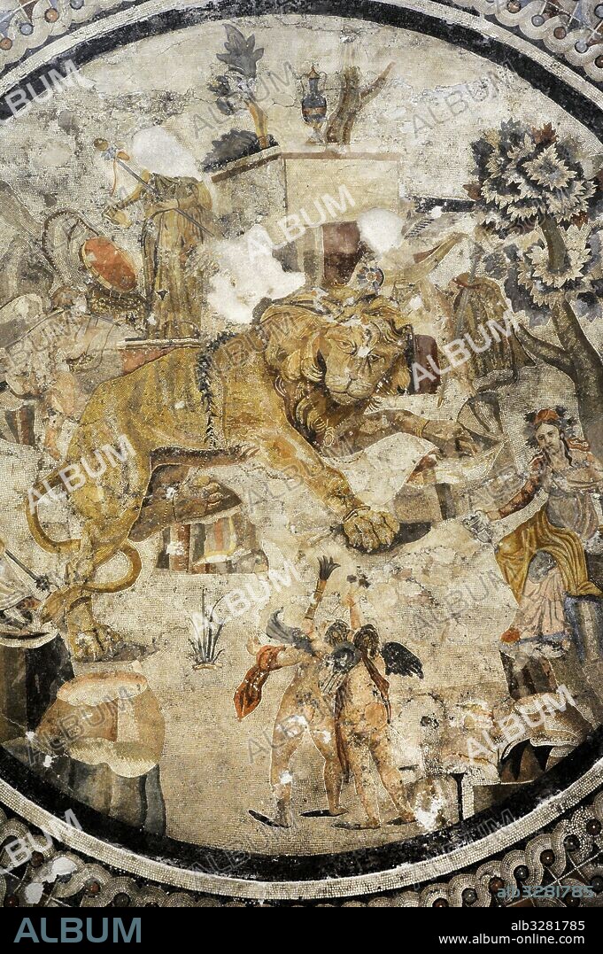 Mosaico romano. Séquito de Baco (el Dioniso griego). León, amorcillos y Ménades. Mosaico procedente de la Casa del Centauro (VI, 9, 3), triclinio. Pompeya. Colección de los mosaicos. Museo Arqueológico Nacional. Nápoles. Italia.