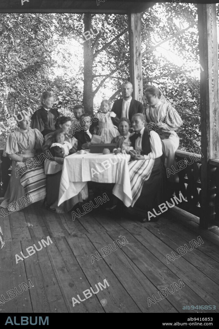 Hugo Simberg, 24.6.1873, Hamina, 12.7.1917, Ähtäri, Group photo, Ida Galindo, Guido Simberg, Karin and Johannes Andersin, Blenda and Elma Simberg, Lisa and Hanna Andersin, Hugo and Elsa Simberg and unknown person, 1898, 164 × 119 mm, villa, porch, Niemenlautta, group photo, yevo - Work: Forest and standing water, Photography in Finland around 1900.