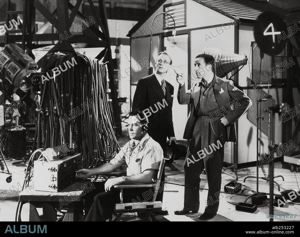 HUMPHREY BOGART und LESLIE HOWARD in STAND-IN, 1937, unter der Regie von TAY GARNETT. Copyright UNITED ARTISTS.