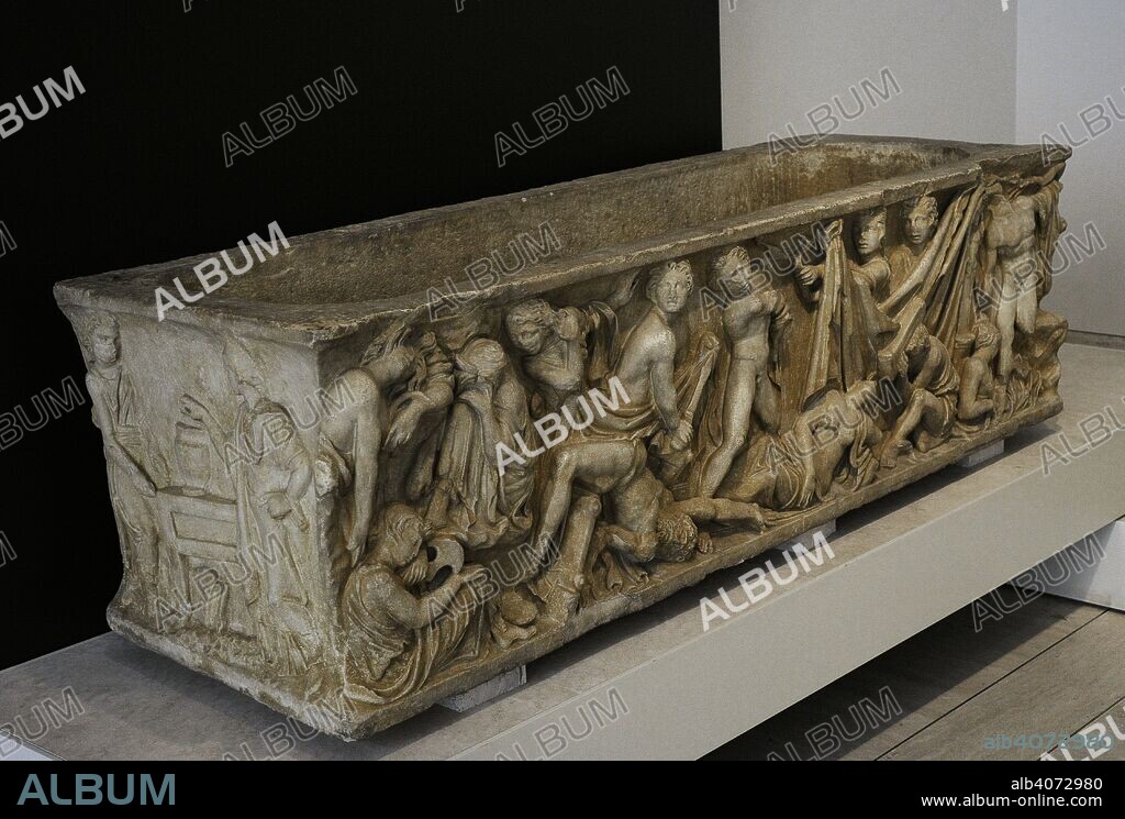 Sarcófago de la Orestíada. Relieves con la representación de la venganza de Orestes: la muerte de Clitemnestra y Egisto, la llegada a Delfos y al tribunal del Areópago, donde será absuelto. Mediados del siglo II. Mármol. Procedente de Husillos (provincia de Palencia). Museo Arqueológico Nacional. Madrid. España.