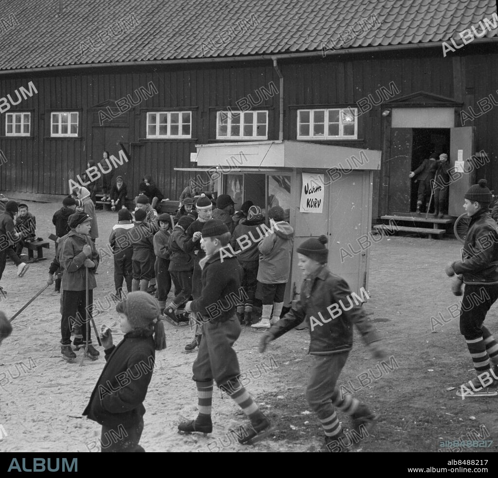 Göteborg omkring 1957 - Unga pojkar och flickor åker skridskor på Heden - byter om i huset bakom och köper varm korv i korvkiosken - *** Local Caption *** GT - Lådan "Heden"img168.jpg. KAMERAREPORTAGE.