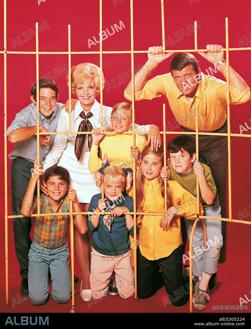 BARRY WILLIAMS, CHRISTOPHER KNIGHT, EVE PLUMB, FLORENCE HENDERSON, MAUREEN MCCORMICK, MIKE LOOKINLAND, ROBERT REED and SUSAN OLSEN in THE BRADY BUNCH, 1969, directed by HAL COOPER, JACK ARNOLD and JOHN RICH. Copyright PARAMOUNT TELEVISION.