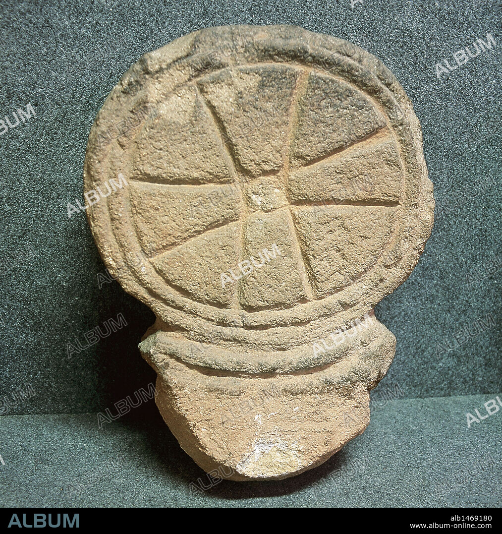 ARTE CELTA. EDAD DEL HIERRO. ESPAÑA. PUEBLOS CANTABROS. ESTELA CIRCULAR que era utilizada para el CULTO SOLAR. Museo Regional de Prehistoria y Arqueología. SANTANDER. Cantabria.