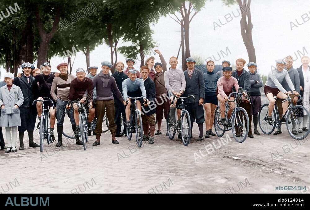 Sport / Radsport.-Radrennfahrer beim Start zu einem Straßenrennen.-Foto, undat. (1920er Jahre); digital koloriert.