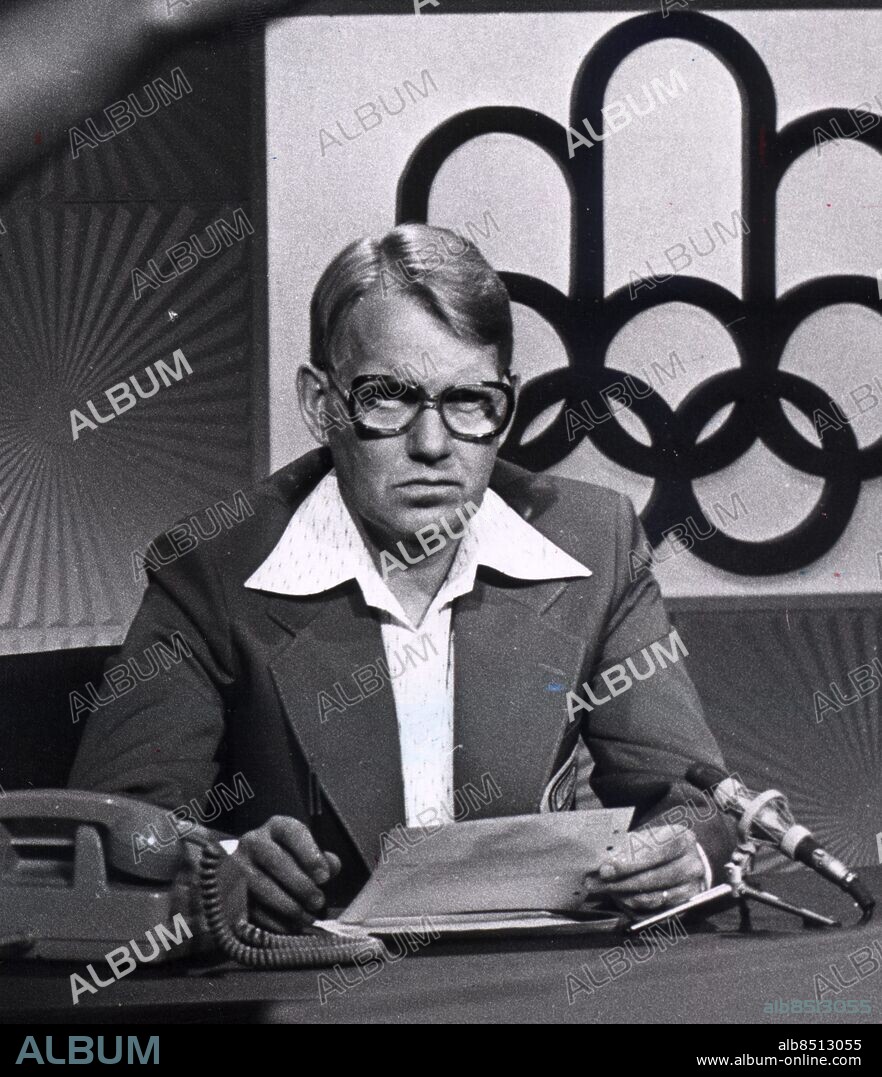ARKIV 760722 Journalisten och tv-profilen Bengt Bedrup gick bort på påskdagens morgon vid 76 års ålder, sedan flera år ha lidit av nervsjukdomen parkinson. Bengt Bedrup började 17 år gammal sin journalistbana på Värmlands-Posten i Kristinehamn och började på Sveriges Radio 1956 och gick till Sveriges Television 1958. Under de över 30 åren gjorde han program som "Träna med tv", "Beska droppar" och "Torra fakta". Han drog i gång tv-laget i fotboll som genom åren spelade in tiotals miljoner kronor till idrottsverksamhet. Här i SVT:s OS-studio vid sommar-OS i Montreal 1976. Foto: Lars Nyberg Kod: 34. COPYRIGHT PRESENS BILD.