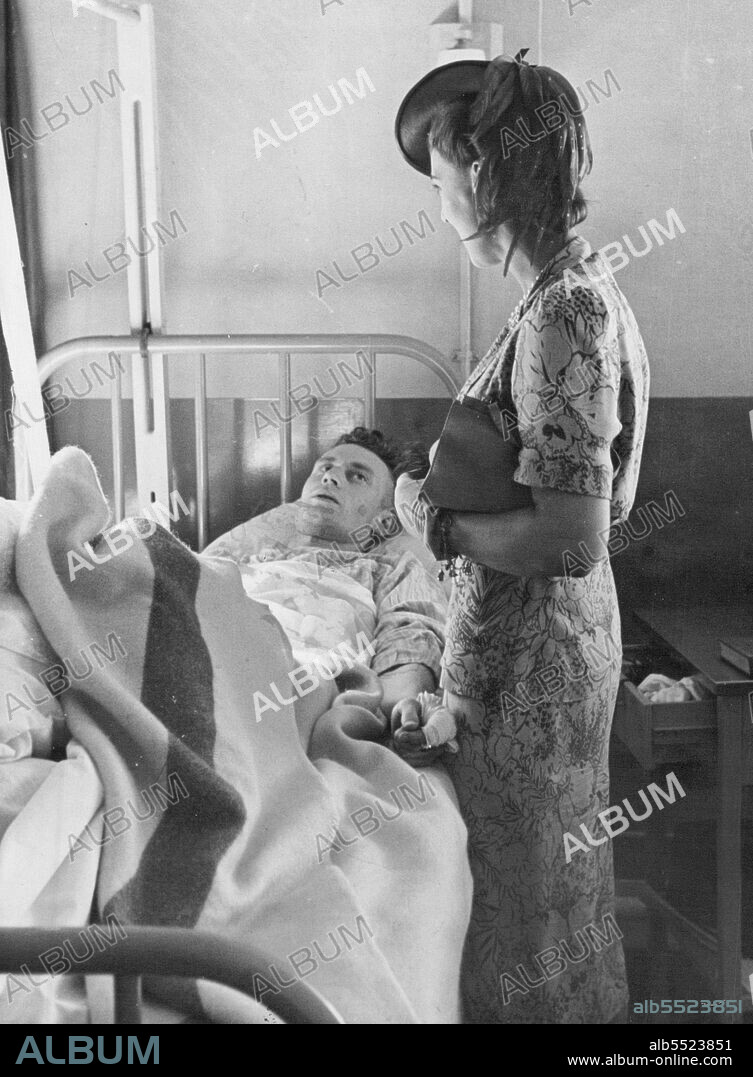 Duchess Visits Canadian Hospital -- The Duchess with a Canadian casualty.The Duchess of Kent visited he 5th Canadian General Hospital in England. November 13, 1940. (Photo by LNA).