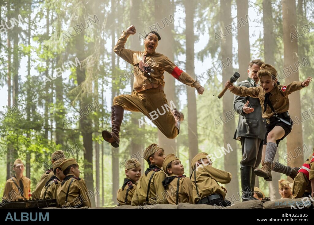 ROMAN GRIFFIN DAVIS und TAIKA WAITITI in JOJO RABBIT, 2019, unter der Regie von TAIKA WAITITI. Copyright PIKI FILMS.