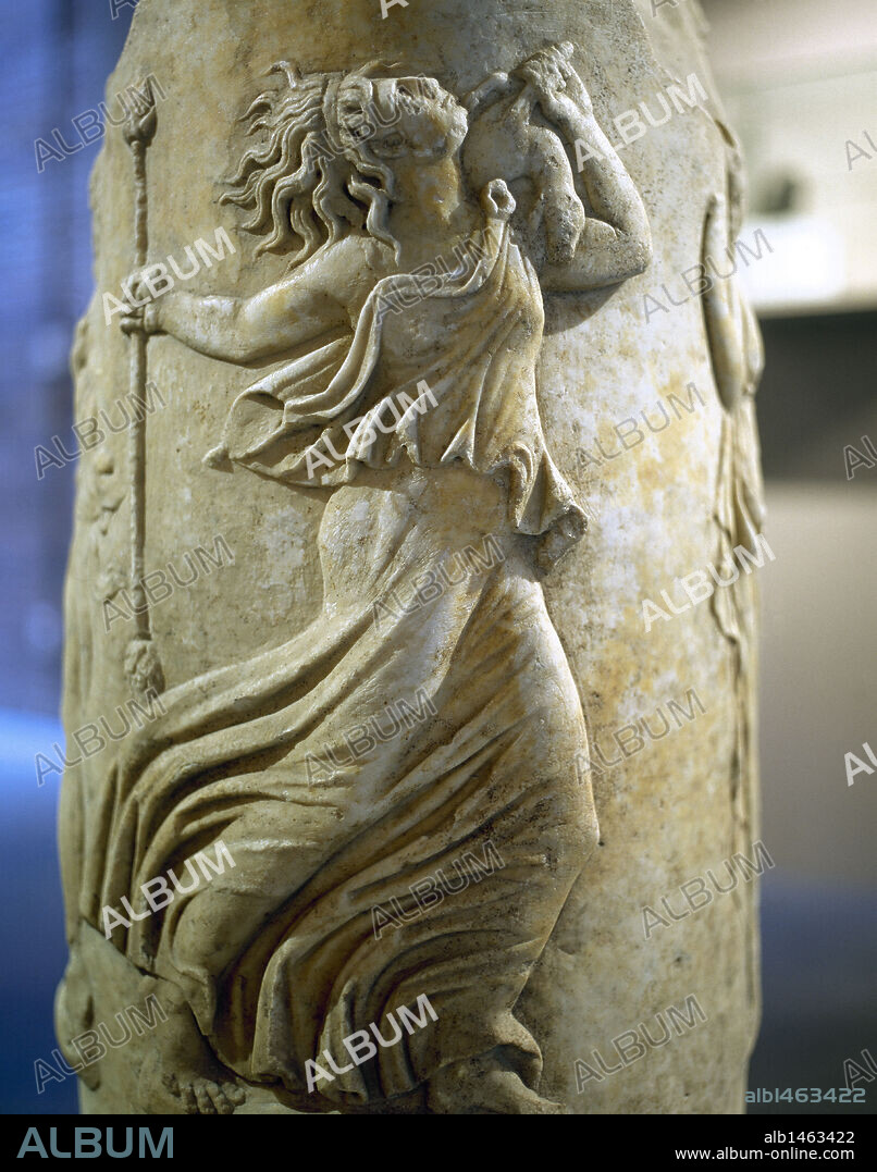 MENADE. Sacerdotisas de Dionisio, que poseidas por el dios, son presa de una locura extática que se traduce en danzas. "MENADE DANZANDO". Ara circular procedente del púlpitum del Teatro de Itálica (s. I d. C.). Museo Arqueológico de Sevilla. Andalucía. España.