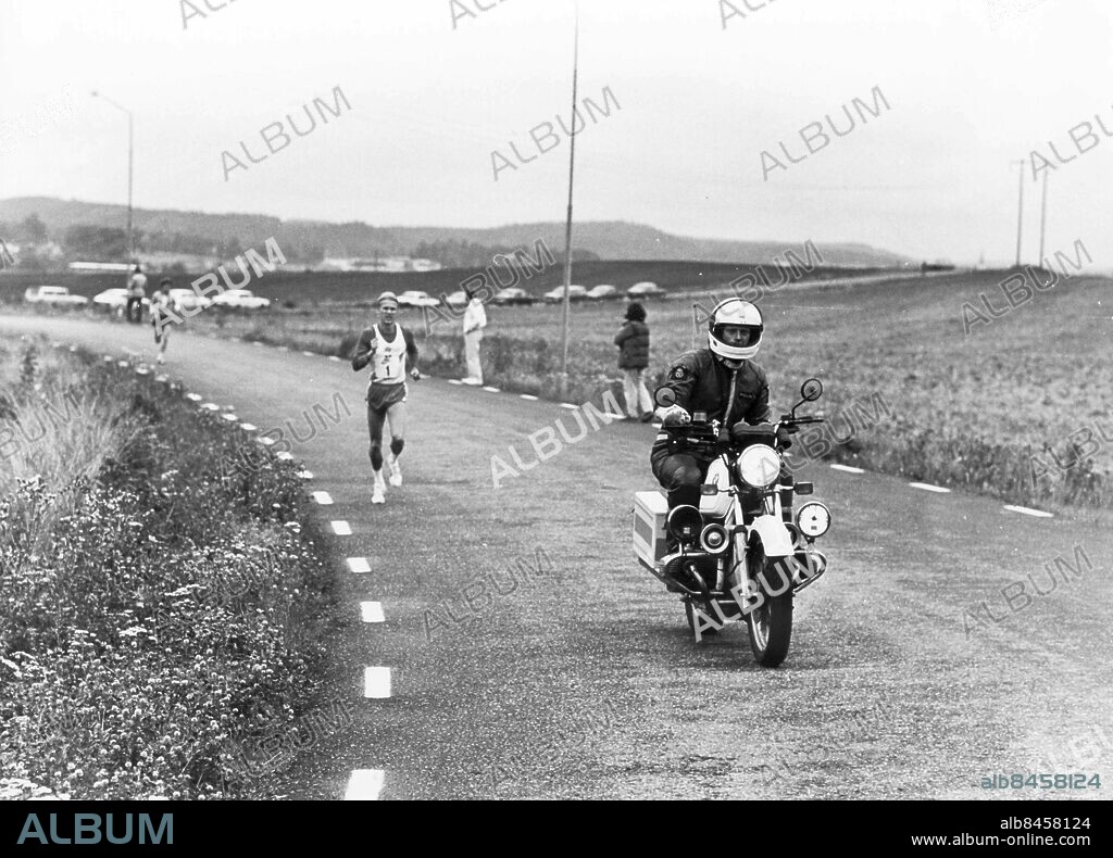 GÖTEBORG 1984-09-08.. Mats Erixon - en av Sveriges mest framgångsrika långdistanslöpare under 1980- och 1990-talen. Erixon innehar även rekordet på flest segrar i GöteborgsVarvet då han vunnit detta fem gånger. Landsvägslöpning med ledande polis på motorcykel. *** Local Caption *** GP Foto: Harry Nicolaisen / Kamerareportage / TT / Kod: 2524.