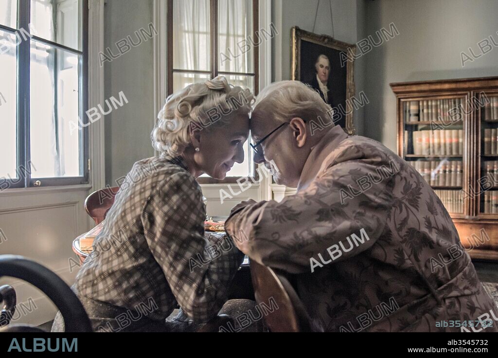 Kristin Scott-Thomas and GARY OLDMAN. GARY OLDMAN and KRISTIN SCOTT THOMAS in DARKEST HOUR, 2017, directed by JOE WRIGHT. Copyright WORKING TITLE FILMS.