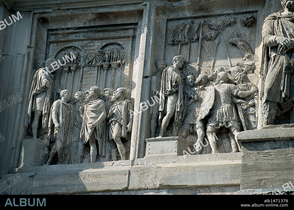 ARTE ROMANO. ITALIA. ARCO DE CONSTANTINO. Arco triunfal erigido en el siglo IV d. C. por el Senado en honor del emperador Constantino, tras su victoria sobre Majencio en Puente Milvio (año 313 d. C.). Tiene tres oberturas y gran parte de su decoración procede de otros monumentos. Detalle de los RELIEVES. ROMA.