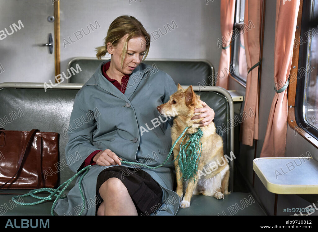 ALMA POYSTI in FALLEN LEAVES, 2023 (KUOLLEET LEHDET), directed by AKI KAURISMAKI. Copyright Sputnik / Finnish Film Foundation.