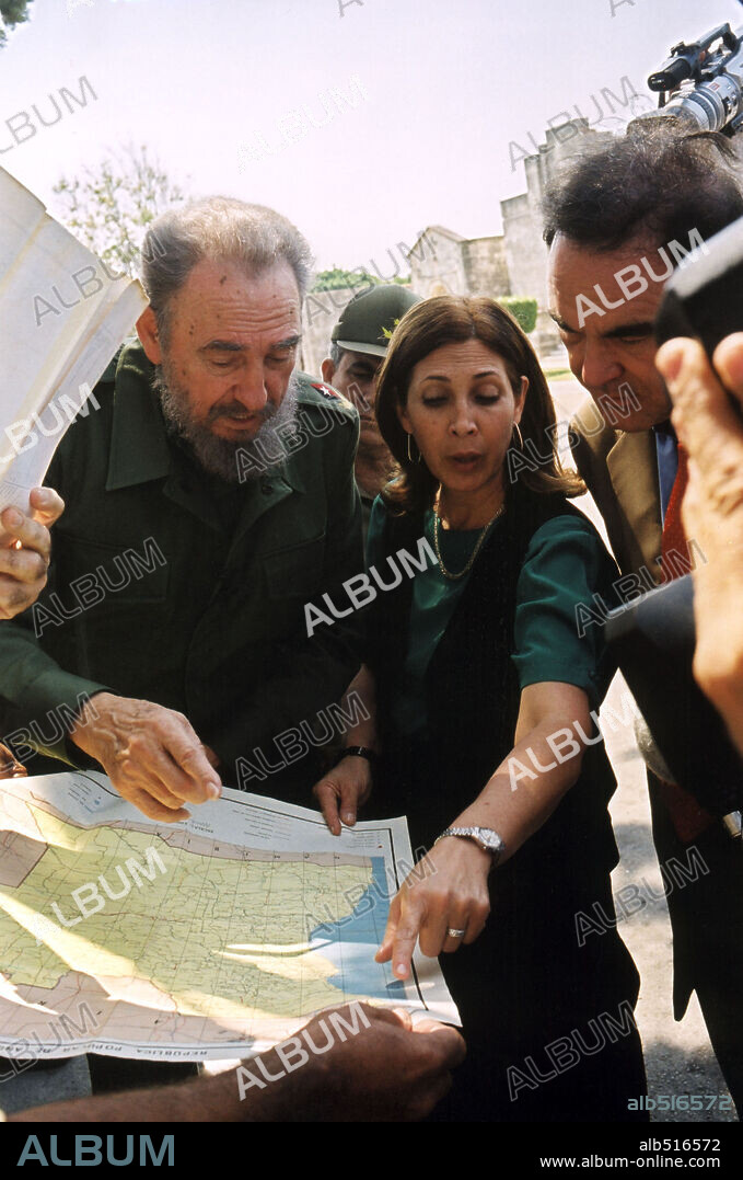 FIDEL CASTRO RUZ and OLIVER STONE in LOOKING FOR FIDEL, 2004, directed by OLIVER STONE. Copyright HBO / SERRA, ROSA.