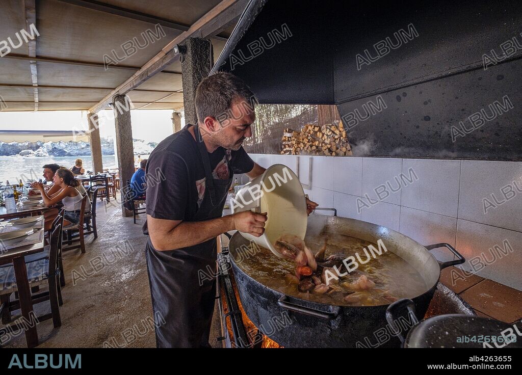 Bullit de peix, cocinado al fuego de leña, restaurante El Bigotes, Cala Mastella, Sant Carles, Municipio Santa Eulària des Riu, Ibiza, balearic islands, Spain.