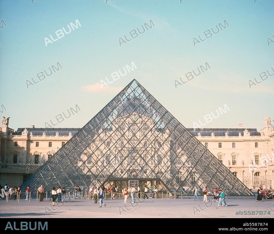Paris, Louvre. Pyramide im Cour Napoleon des Louvre. (Eingang zum Musee du Louvre; Architekt: Yeoh Ming Pei; Höhe 21,6 m). Foto, 1992.
