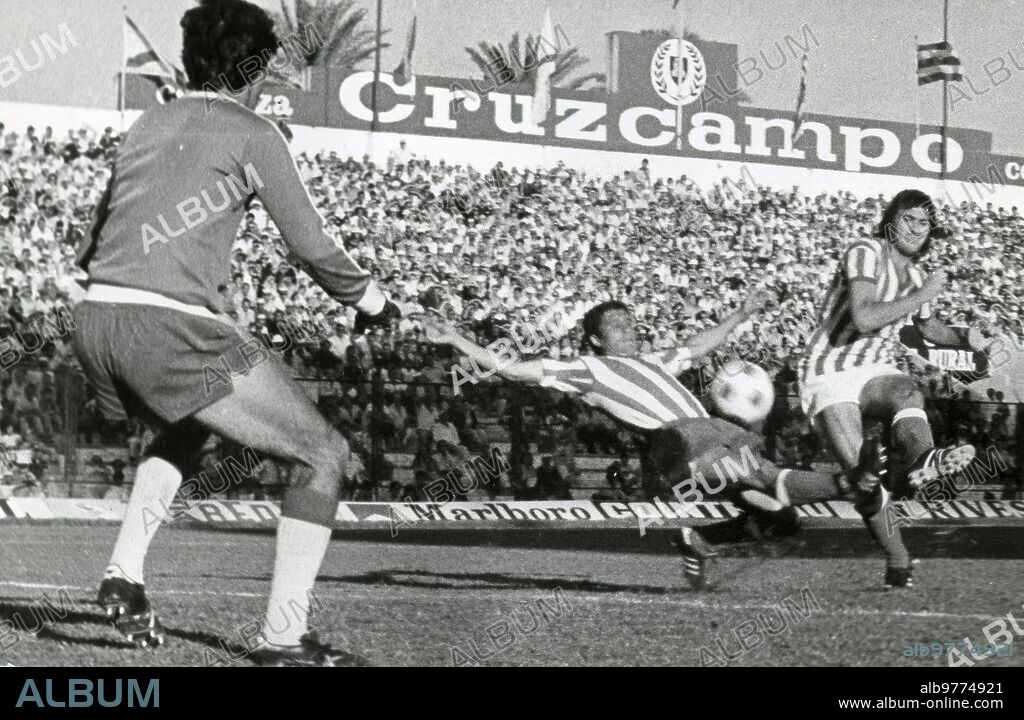 Hugo Cabezas Gonella. Delantero nacido en Montevideo (Uruguay) el día 16 de marzo de 1955. Fichó por el Betis para la temporada 1977-78 y Debutó el 4 de septiembre de 1977 en el partido Athletic de Bilbao-Betis, en san Mames, con resultado de empate A Cero. Con el Betis Jugó dos Temporadas en primera División, con un saldo de 49 Partidos y 17 Goles. En la Imagen, lanzamiento A portería de Hugo Cabezas en el partido Betis-Almería, jugado el 23 de septiembre de 1979 y Finalizado con empate A Cero. (foto Ángel Doblado).