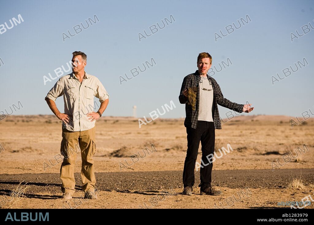 EWAN McGREGOR y GEORGE CLOONEY en LOS HOMBRES QUE MIRABAN FIJAMENTE A LAS CABRAS, 2009 (THE MEN WHO STARE AT GOATS), dirigida por GRANT HESLOV. Copyright BBC FILMS.