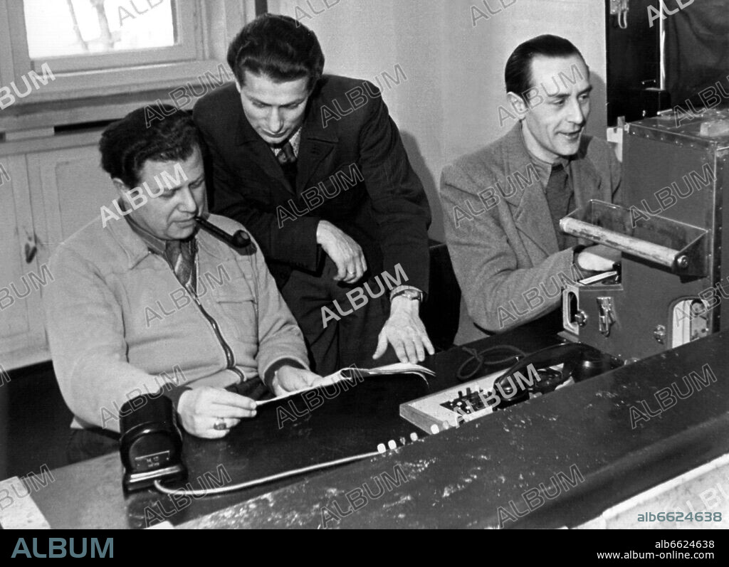 Israel Blumenfeld, Israel I Blumenfeld, Israel I. Blumenfeld, Leopold Levitt und Theodor Steiner. Chief editor of the 'Jüdische Rundschau' (Jewish review), Israel I. Blumenfeld (m), discusses details for the broadcast of the radio play 'Moses Mendelssohn', which was broadcasted on 16 February 1947, with the admin of 'Radio Frankfurt', Theodor Steiner (l), and audio engineer Leopold Lewitt. 15/02/1947